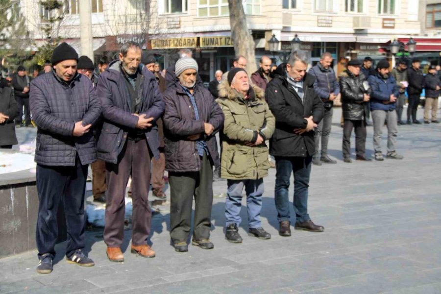Depremde Hayatını Kaybedenler İçin Gıyabi Cenaze Namazı Kılındı