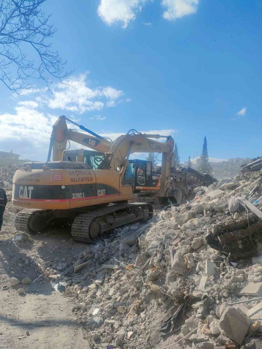Keçiören Belediyesi İş Makineleriyle Deprem Bölgesinde