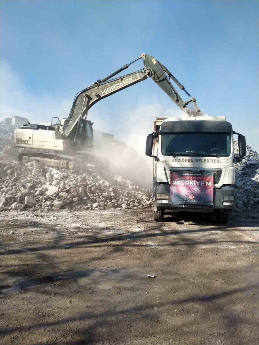 Keçiören Belediyesi İş Makineleriyle Deprem Bölgesinde