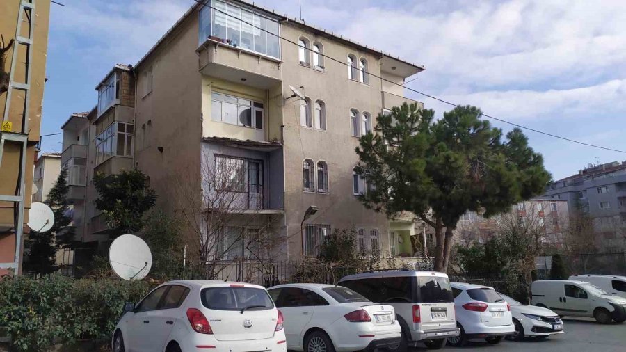 Küçükçekmece’de Yıkılan Balkon Deprem Paniği Oluşturdu
