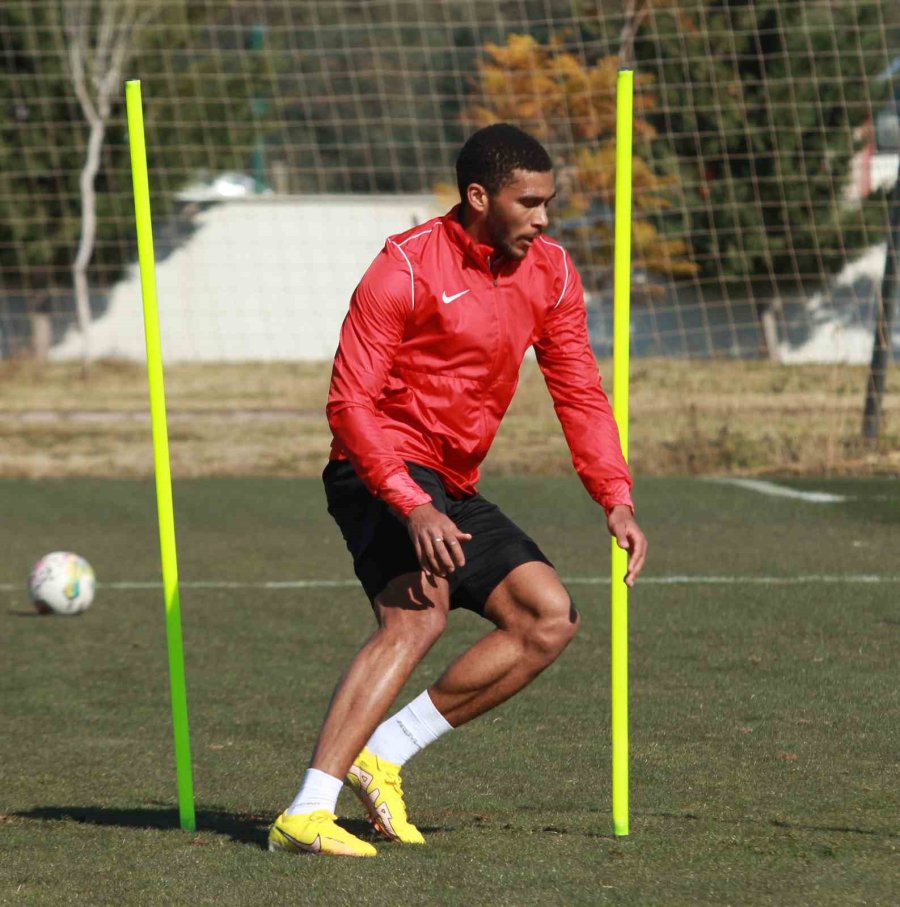 Antalyaspor’da Yeni Transferler İlk Antrenmanına Çıktı