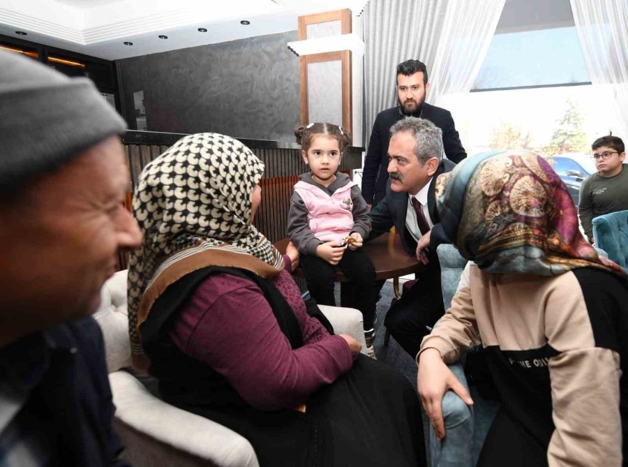 Milli Eğitim Bakanı Mahmut Özer Depremzede Öğretmenleri Ziyaret Etti
