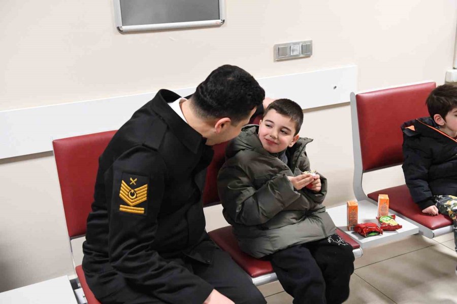 Deniz Kuvvetlerine Ait Uçaklarla Depremzede Tahliyesine Devam Ediliyor