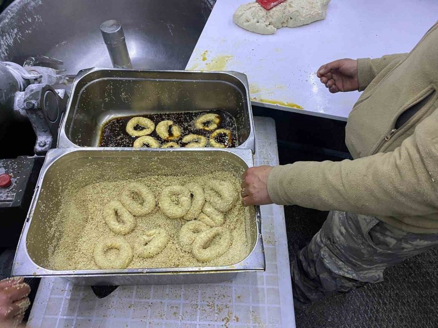Msb: "mehmetçik, Sıcak Yemek Dağıtmaya Devam Ederken Kandil Simidi De İkram Ediliyor"