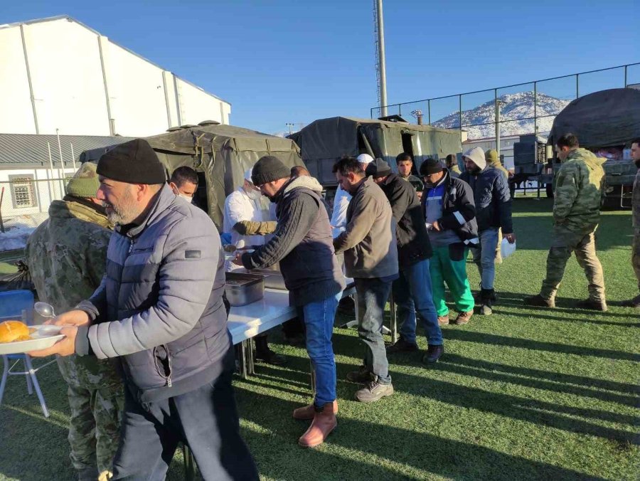 Msb: "mehmetçik, Sıcak Yemek Dağıtmaya Devam Ederken Kandil Simidi De İkram Ediliyor"