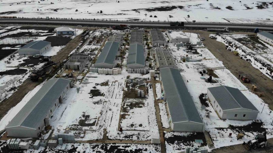 Depremin Merkezine Tam Donanımlı Bin Kişilik Prefabrik Bina