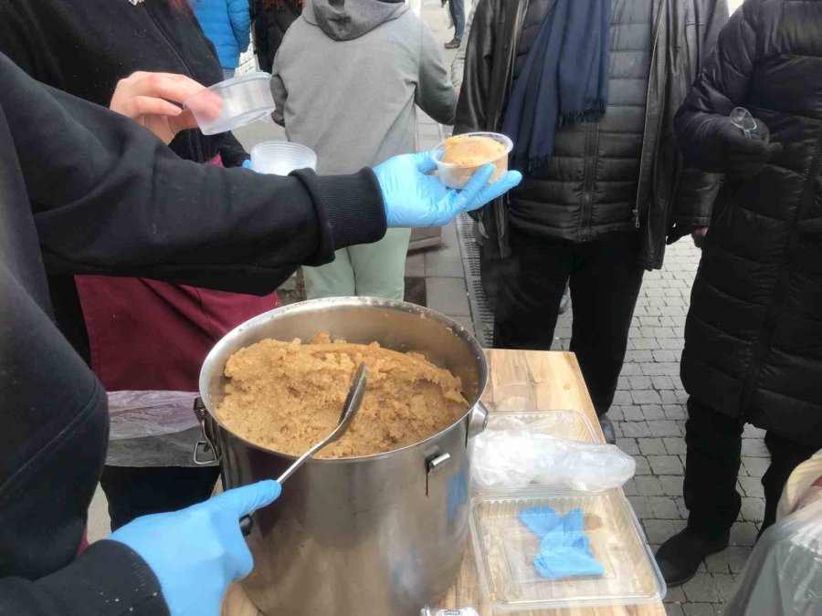 Depremlerde Hayatını Kaybedenler İçin 10 Bin Kişilik Helva Dağıtıldı