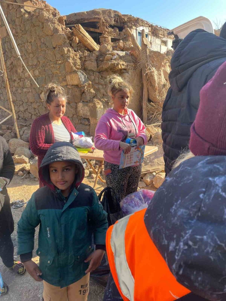 Tepebaşı Ekipleri Köylerdeki İhtiyaçları Gideriyor