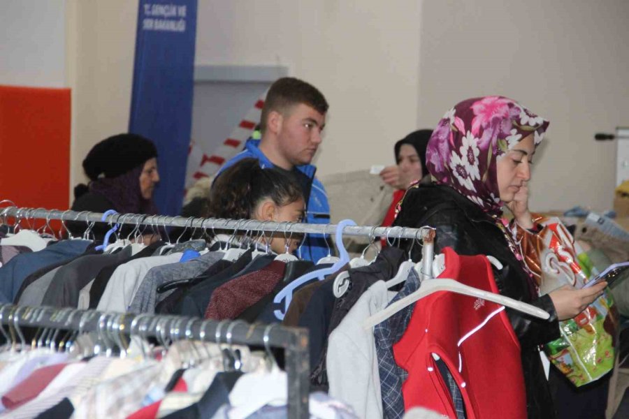 Karaman’da Kızılay Butik Mağazası Depremzedelerin İhtiyaçlarını Karşılıyor