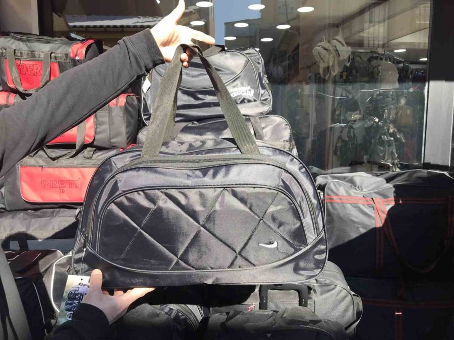 Depremin Ardından Paniğe Kapılan Vatandaşlar Deprem Çantası Arayışına Girdi