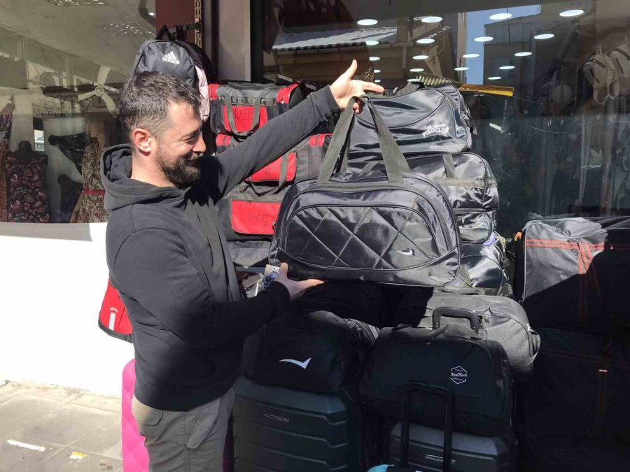 Depremin Ardından Paniğe Kapılan Vatandaşlar Deprem Çantası Arayışına Girdi