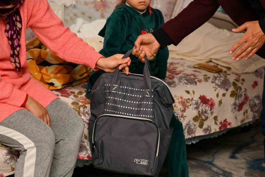 Anne Karnında Depreme Yakalanıp Dünyaya Gelen Bebeğin İlk Hediyesini Esenyurt Belediyesi Verdi