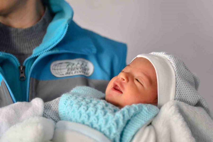 Anne Karnında Depreme Yakalanıp Dünyaya Gelen Bebeğin İlk Hediyesini Esenyurt Belediyesi Verdi