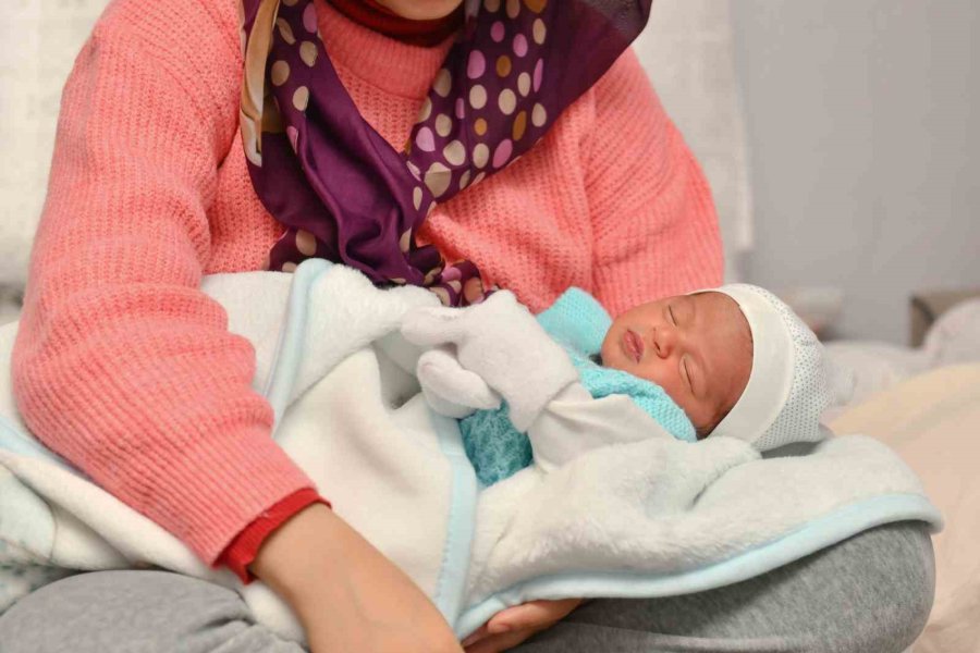 Anne Karnında Depreme Yakalanıp Dünyaya Gelen Bebeğin İlk Hediyesini Esenyurt Belediyesi Verdi