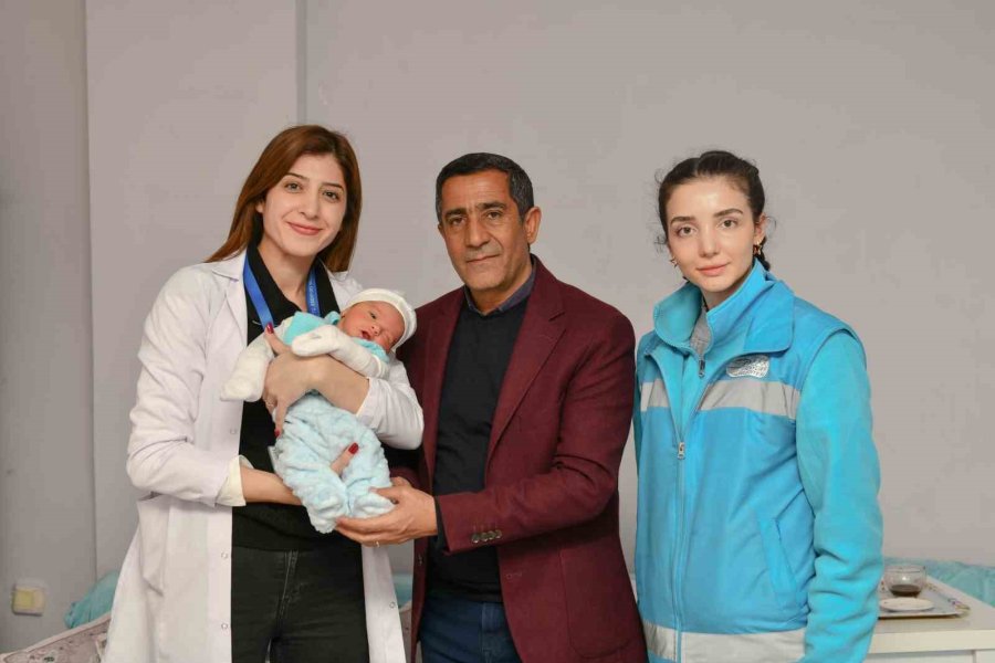 Anne Karnında Depreme Yakalanıp Dünyaya Gelen Bebeğin İlk Hediyesini Esenyurt Belediyesi Verdi