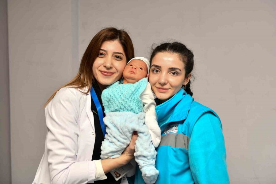 Anne Karnında Depreme Yakalanıp Dünyaya Gelen Bebeğin İlk Hediyesini Esenyurt Belediyesi Verdi
