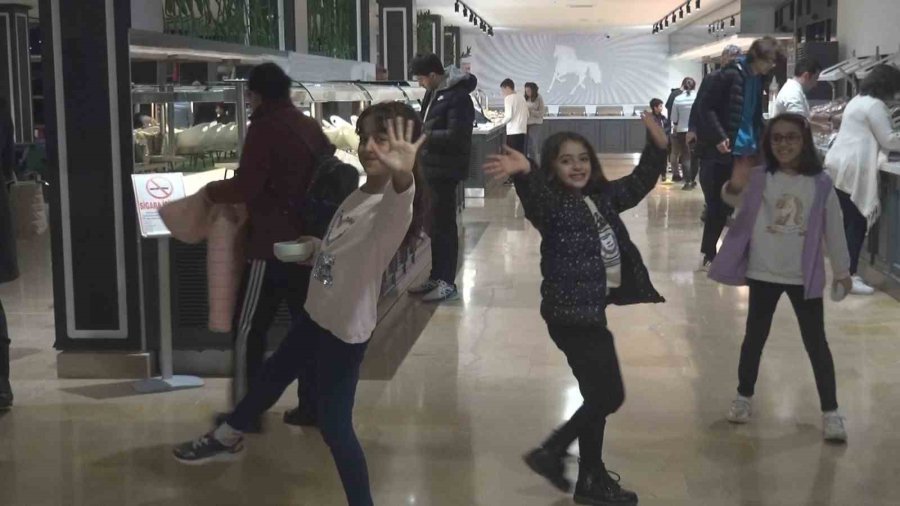 Depremzede Çocukların Antalya’daki Mutluluğu