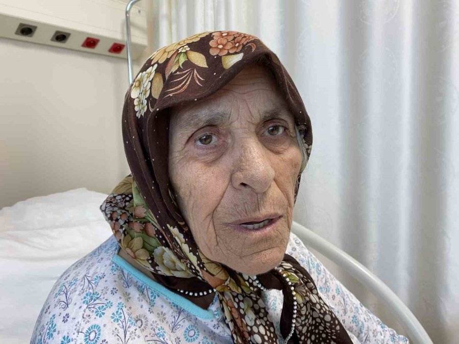 Depreme Hastanede Yakalanan 84 Yaşındaki Emine Teyze’yi Hemşire Kurtardı