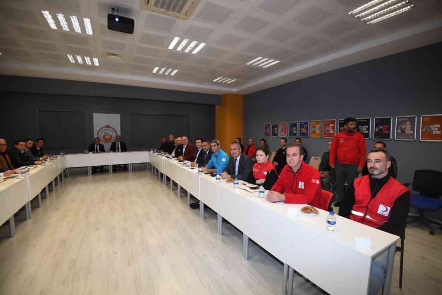 Vali Yazıcı:" Depremzedelerin İhtiyaçlarını Karşılamak İçin Çalışmalarımıza Devam Ediyoruz"