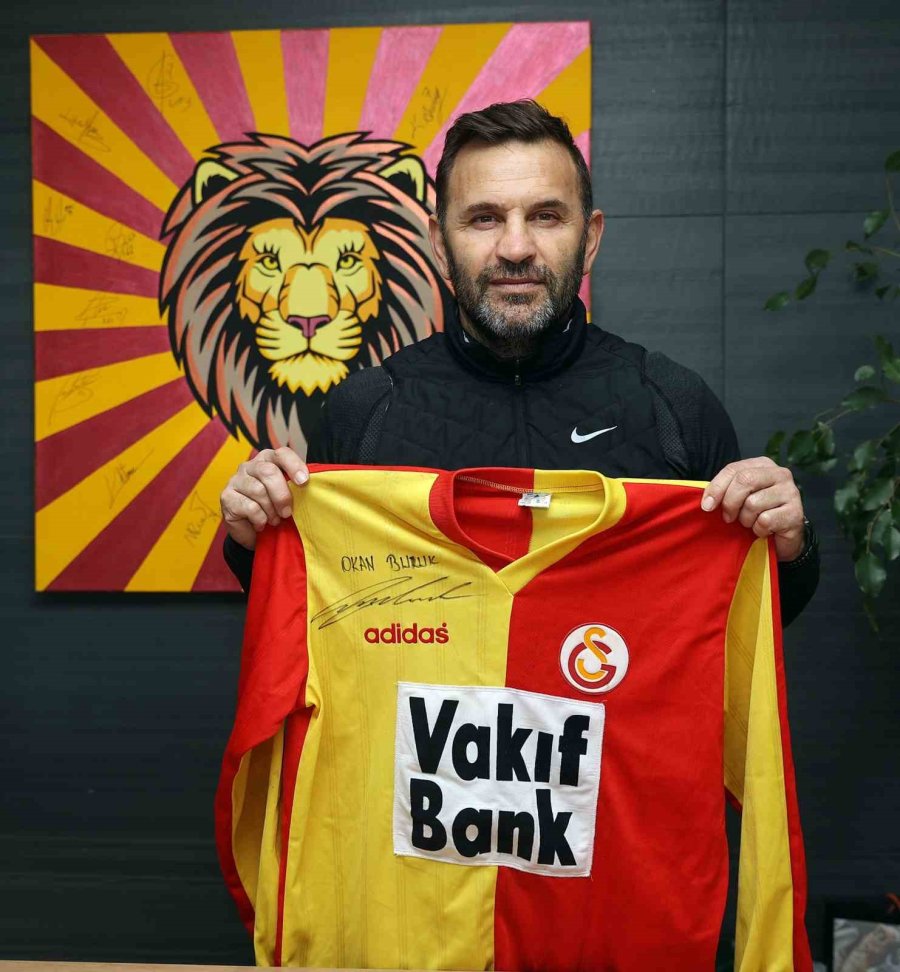 Okan Buruk, Formalarını Depremzedeler İçin Bağışladı