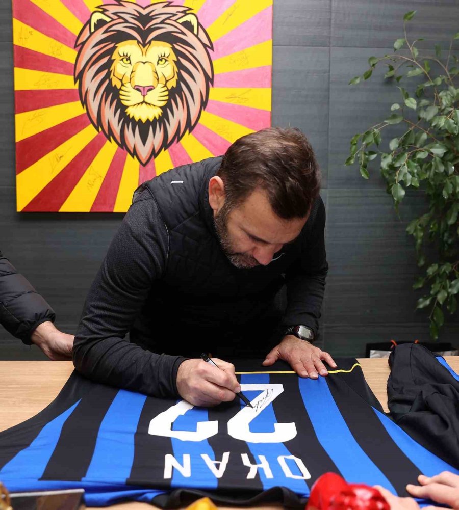 Okan Buruk, Formalarını Depremzedeler İçin Bağışladı