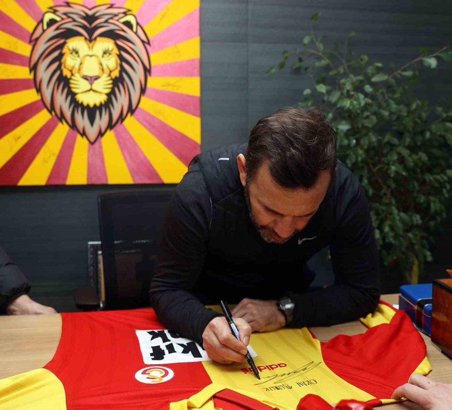 Okan Buruk, Formalarını Depremzedeler İçin Bağışladı