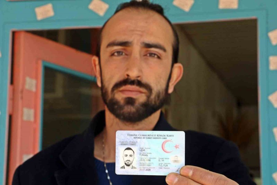 Eşini Ve 22 Aylık Bebeğini Depremde Kaybeden Acılı Adam Kayıtlara Ölü Olarak Geçti