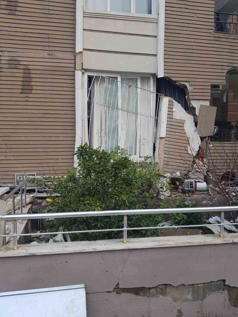 Eşini Ve 22 Aylık Bebeğini Depremde Kaybeden Acılı Adam Kayıtlara Ölü Olarak Geçti