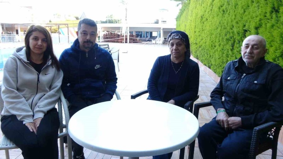 Enkaz Altında Birbirlerine Sarılıp Ölümü Beklediler