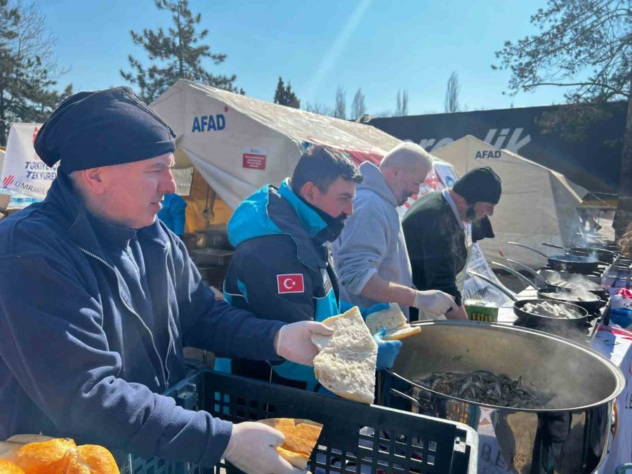 Ümraniye Belediyesi’nden Depremzedelere Hamsi İkramı