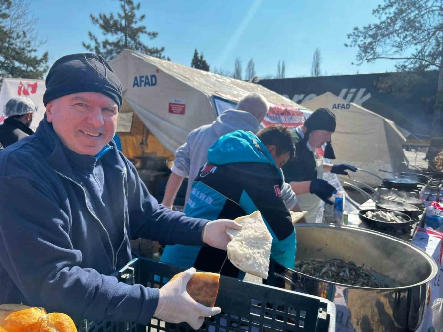 Ümraniye Belediyesi’nden Depremzedelere Hamsi İkramı