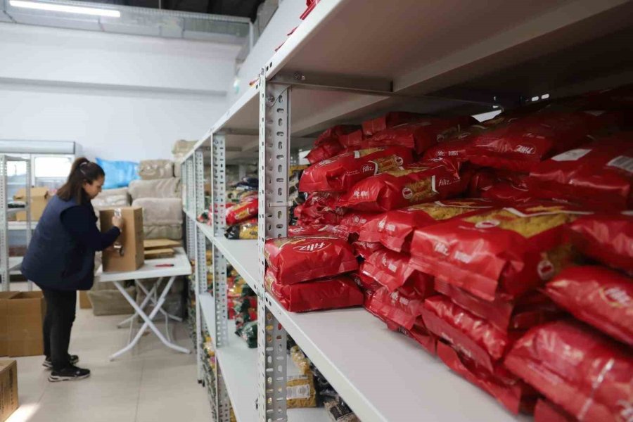 Kartal Belediyesi İlçeye Yerleşen Depremzedelerin Yaralarını Sarıyor