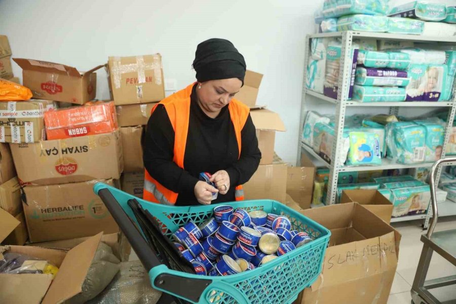 Kartal Belediyesi İlçeye Yerleşen Depremzedelerin Yaralarını Sarıyor
