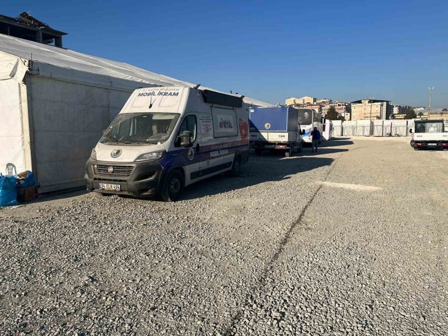 Kartal Belediyesi İlçeye Yerleşen Depremzedelerin Yaralarını Sarıyor