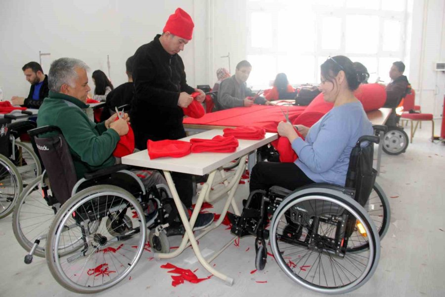 Engelliler Depremzedeler İçin Dikiş Makinelerinin Başına Geçti