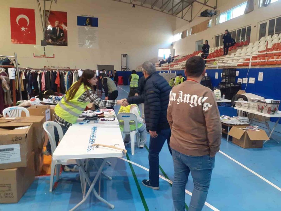 Başkan Topaloğlu, Depremzedeler İçin Gönüllü Çalışan Gençlerle Bir Araya Geldi