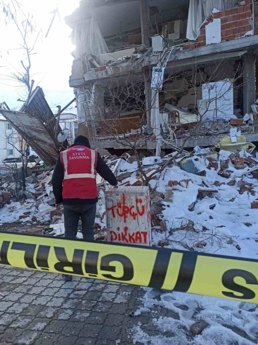 Konyaaltı Ekipleri, Deprem Bölgesinde Can Dostları Da Kurtardı