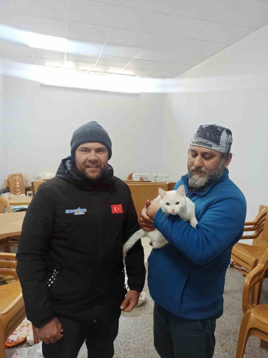 Konyaaltı Ekipleri, Deprem Bölgesinde Can Dostları Da Kurtardı