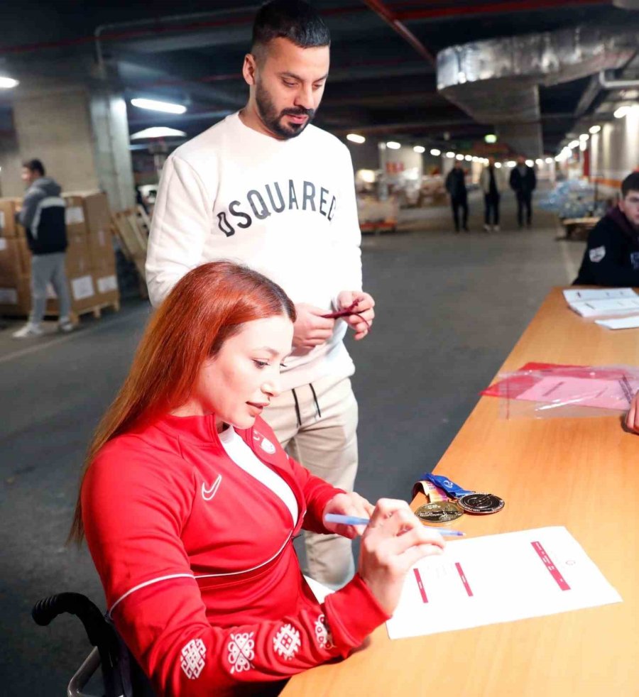 Hamide Kurt Doğangün, Madalyalarını Depremzedeler İçin Bağışladı