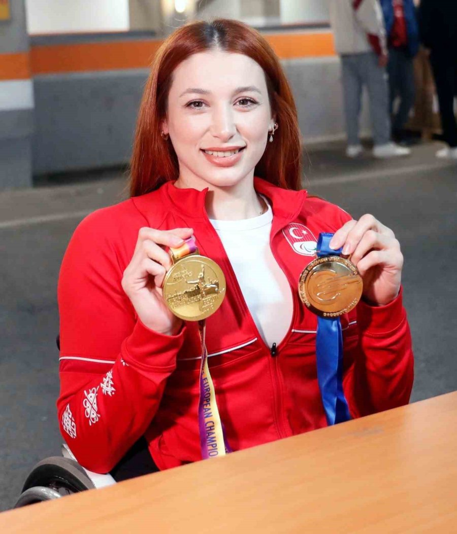 Hamide Kurt Doğangün, Madalyalarını Depremzedeler İçin Bağışladı