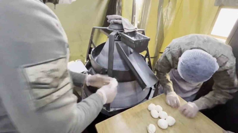 95’inci Zırhlı Tugayı Kahramanmaraş’ta Çorba Dağıtımına Devam Ediyor