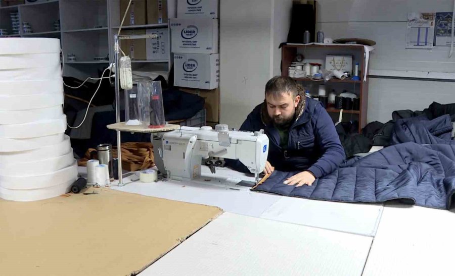 Kendi İşini Bırakıp Deprem Bölgesi İçin Uyku Tulumu Üretmeye Başladı