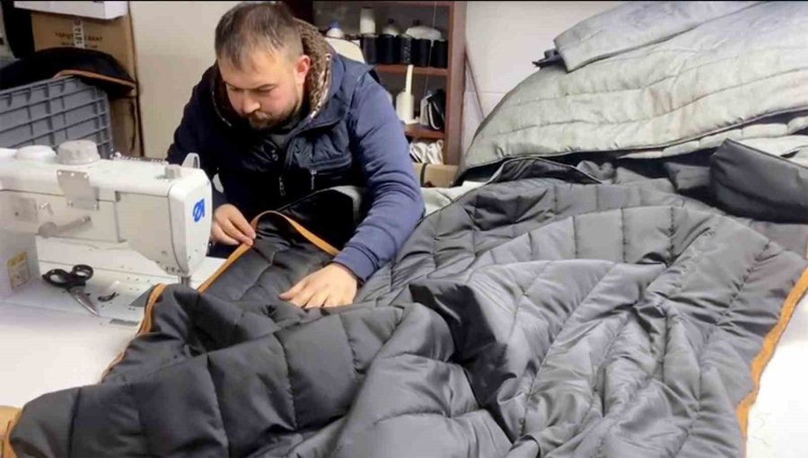 Kendi İşini Bırakıp Deprem Bölgesi İçin Uyku Tulumu Üretmeye Başladı