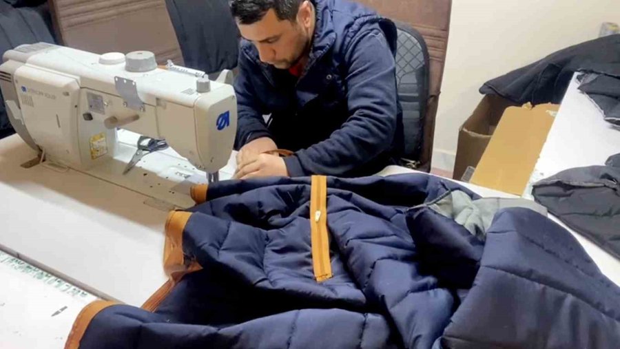 Kendi İşini Bırakıp Deprem Bölgesi İçin Uyku Tulumu Üretmeye Başladı