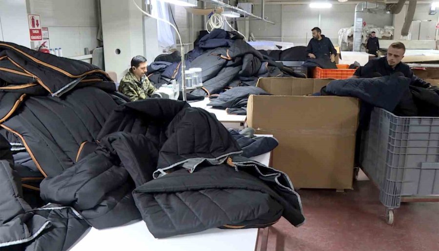 Kendi İşini Bırakıp Deprem Bölgesi İçin Uyku Tulumu Üretmeye Başladı