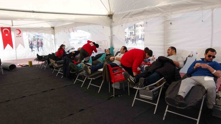 Kızılay Depremzedeler İçin Taksim Meydanı’nda Kan Bağışı Kampanyası Başlattı