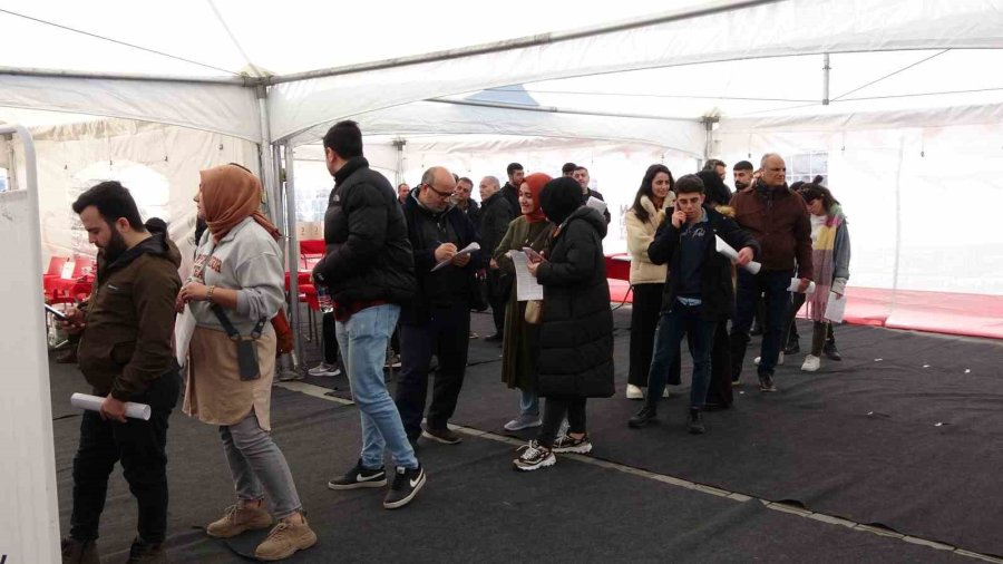 Kızılay Depremzedeler İçin Taksim Meydanı’nda Kan Bağışı Kampanyası Başlattı