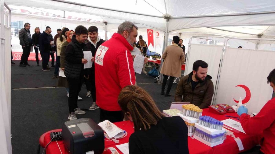 Kızılay Depremzedeler İçin Taksim Meydanı’nda Kan Bağışı Kampanyası Başlattı