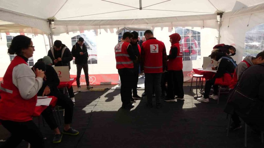 Kızılay Depremzedeler İçin Taksim Meydanı’nda Kan Bağışı Kampanyası Başlattı