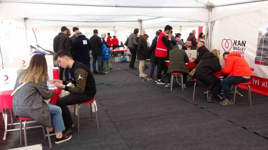 Kızılay Depremzedeler İçin Taksim Meydanı’nda Kan Bağışı Kampanyası Başlattı